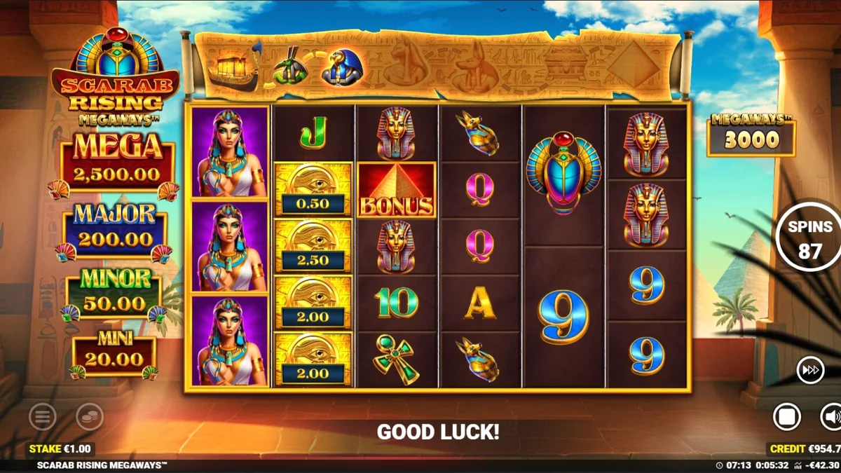 Tampilan antarmuka slot Scarab Rising Megaways dengan tema Mesir kuno